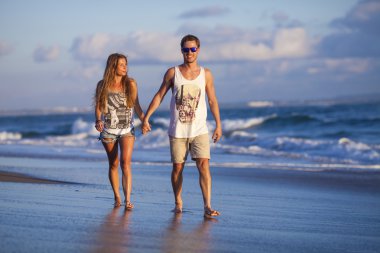 Sahilde güzel Çift.