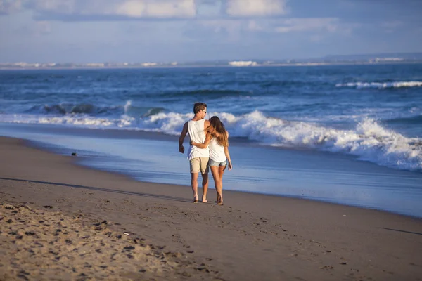 Härliga par på stranden. — Stockfoto