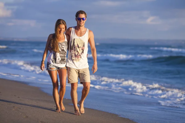 Schönes Paar am Strand. — Stockfoto