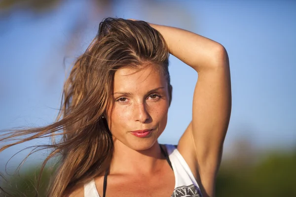 Fille sur la plage — Photo