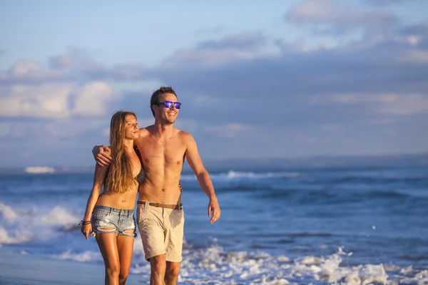 Lovely couple on beach. — Stock Photo, Image