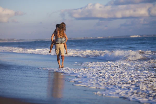 Casal encantador na praia . — Fotografia de Stock