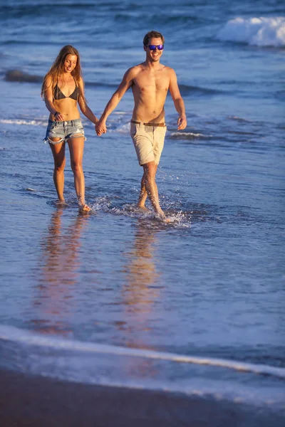 Piękna para na plaży. — Zdjęcie stockowe