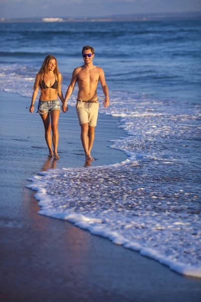 Preciosa pareja en la playa . —  Fotos de Stock