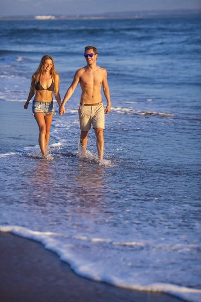 Bella coppia sulla spiaggia . — Foto Stock