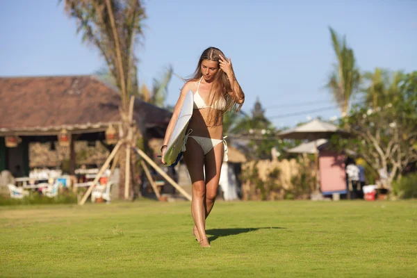 Surfer-Mädchen — Stockfoto