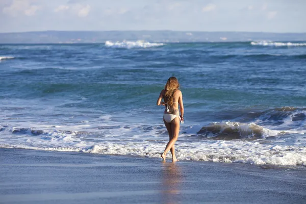 Belle fille sur la plage — Photo