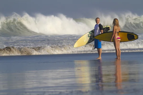 Surfistas na praia — Fotografia de Stock