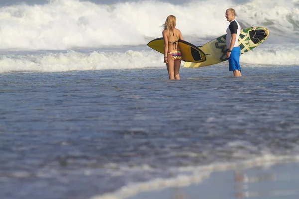 Surfaři na pláži — Stock fotografie