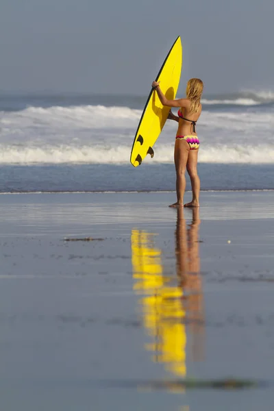 Surfer girl på stranden — Stockfoto