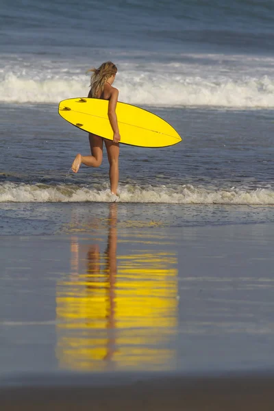 Surfista femenina corriendo — Foto de Stock