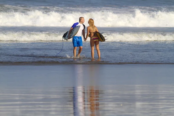 Surfers on beach — Stock Photo, Image