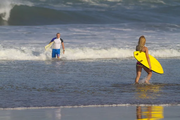 Female and male surfers — Stock Photo, Image