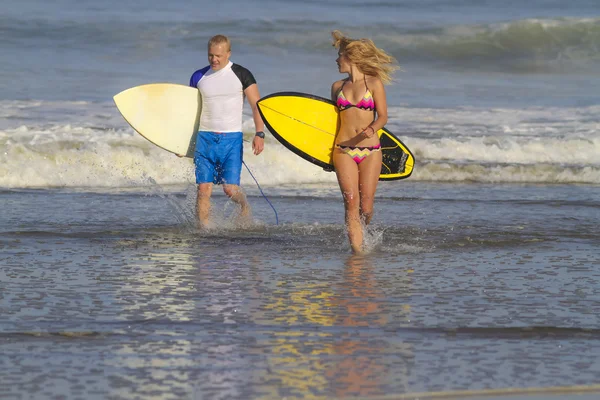 Surfistas do sexo feminino e masculino — Fotografia de Stock