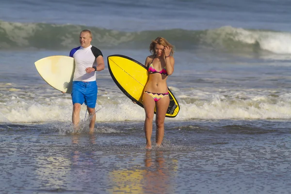 Female and male surfers — Stock Photo, Image