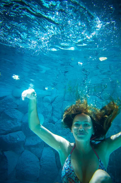 Junge Frau unter Wasser — Stockfoto