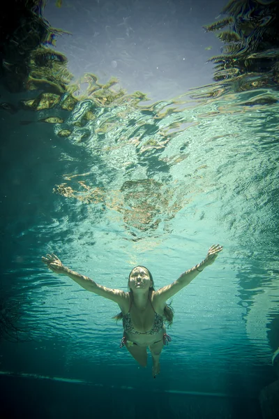 Ung kvinna under vattnet — Stockfoto