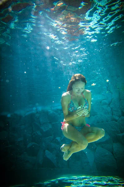 Junge Frau unter Wasser — Stockfoto