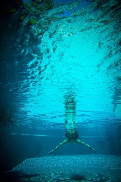 Jeune femme sous l'eau — Photo