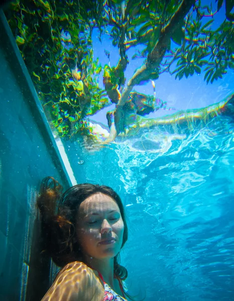 Mujer joven bajo el agua — Foto de Stock