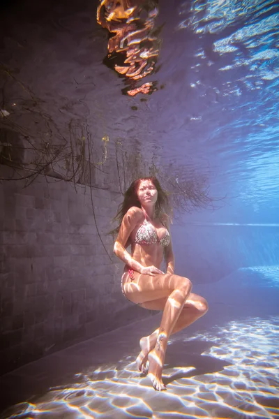 Mujer joven bajo el agua — Foto de Stock