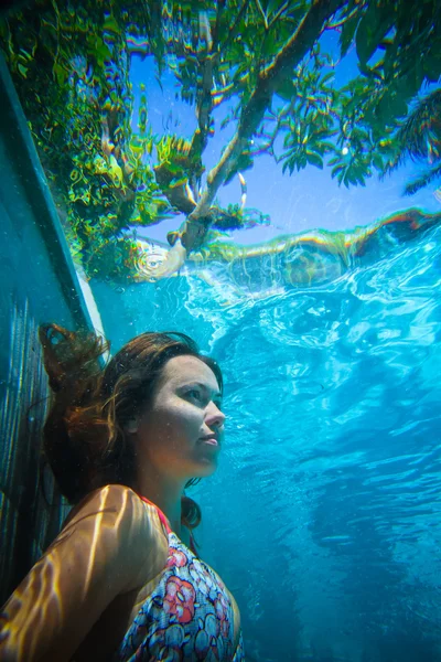 Junge Frau unter Wasser — Stockfoto