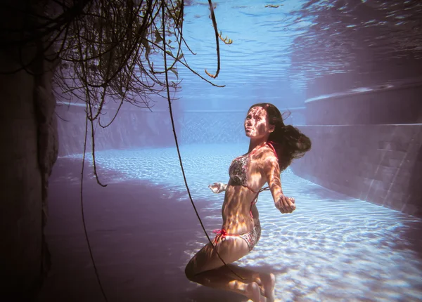 Mujer joven bajo el agua — Foto de Stock