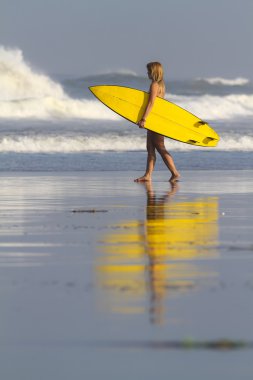 sörfçü kız sahilde