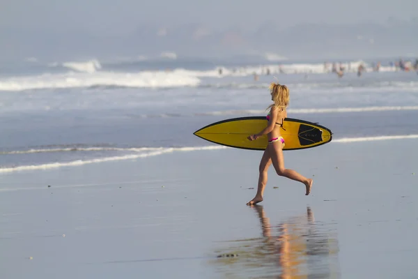 Surfista feminina na praia — Fotografia de Stock