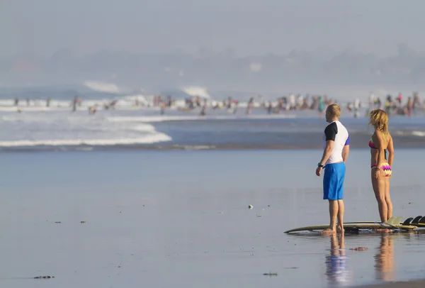 Surfista feminina e masculina na praia — Fotografia de Stock