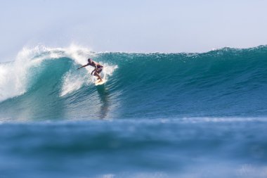 sörfçü dalgaları üzerinde