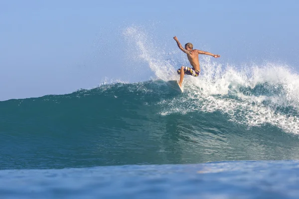 Surfista em ondas — Fotografia de Stock