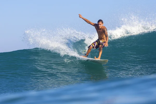 Surfista en olas — Foto de Stock