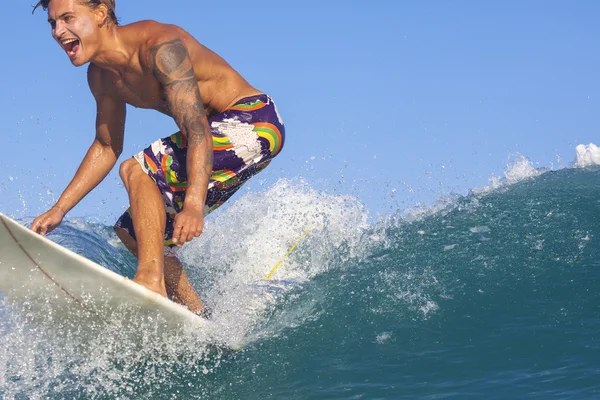 Surfista em ondas — Fotografia de Stock