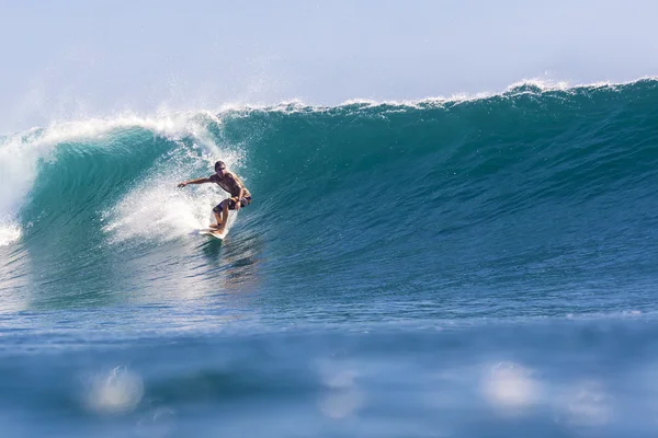 Surfer sur les vagues — Photo