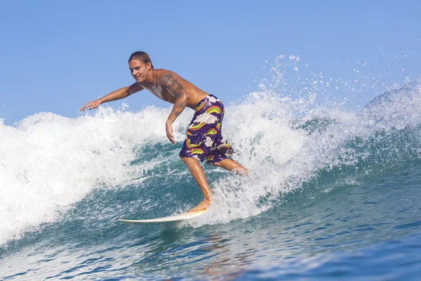 Surfista em ondas — Fotografia de Stock