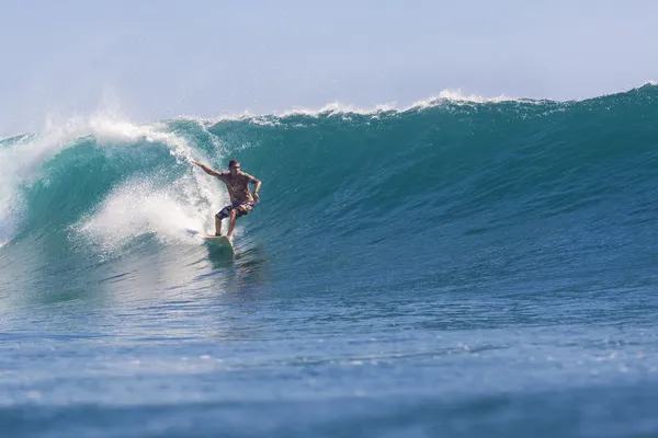 Surfista en olas —  Fotos de Stock