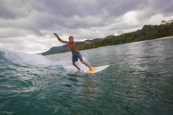 Surfista em ondas — Fotografia de Stock