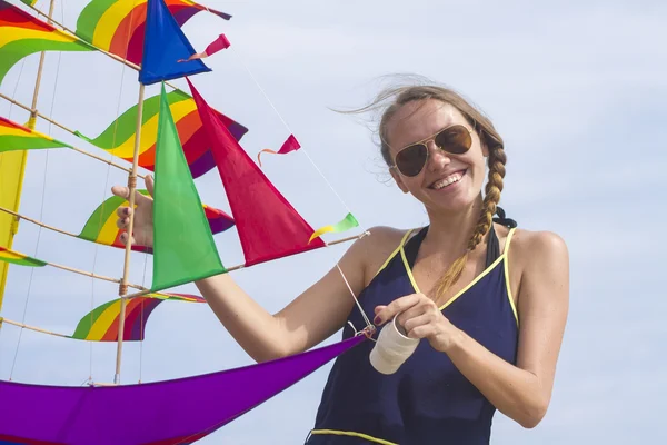 Mujer con cometa —  Fotos de Stock