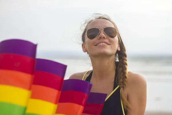 Vrouw met kite — Stockfoto