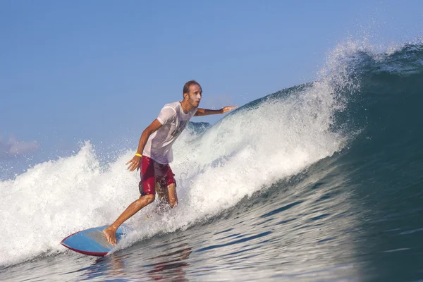 Surfista em ondas — Fotografia de Stock