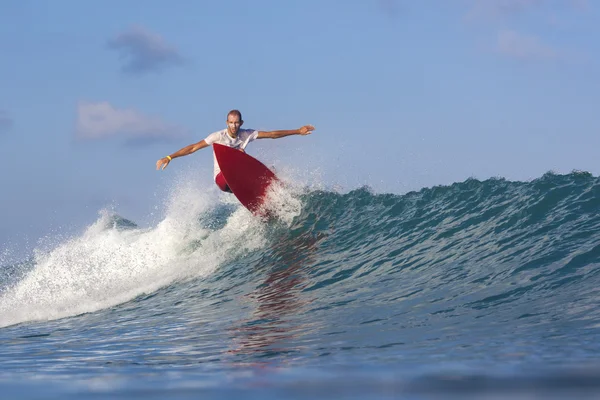 Surfer na falach — Zdjęcie stockowe