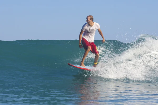 Surfista em ondas — Fotografia de Stock