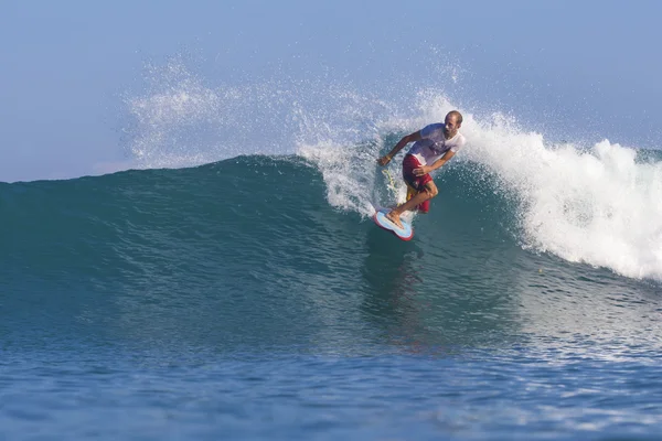 Surfista em ondas — Fotografia de Stock