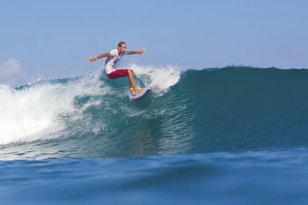 Surfer na falach — Zdjęcie stockowe