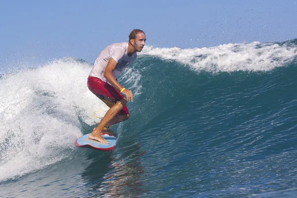 Surfista em ondas — Fotografia de Stock