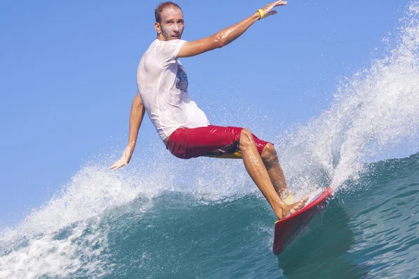 Surfista em ondas — Fotografia de Stock