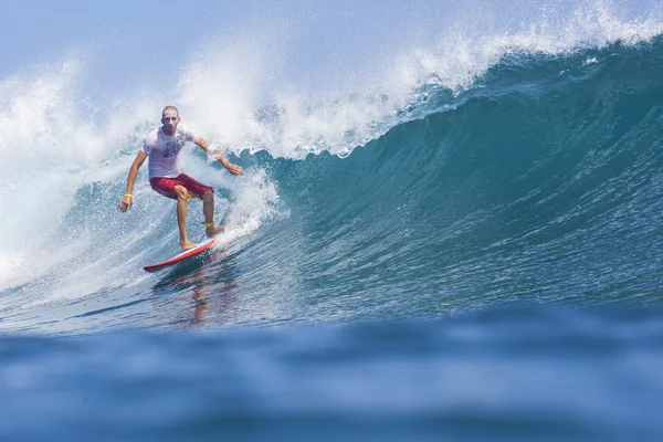 Surfista en olas —  Fotos de Stock