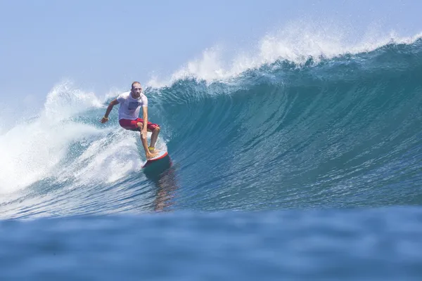 Surfista em ondas — Fotografia de Stock