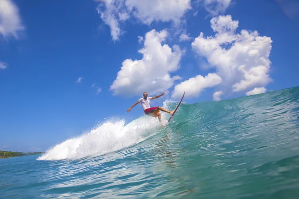 Surfer na falach — Zdjęcie stockowe